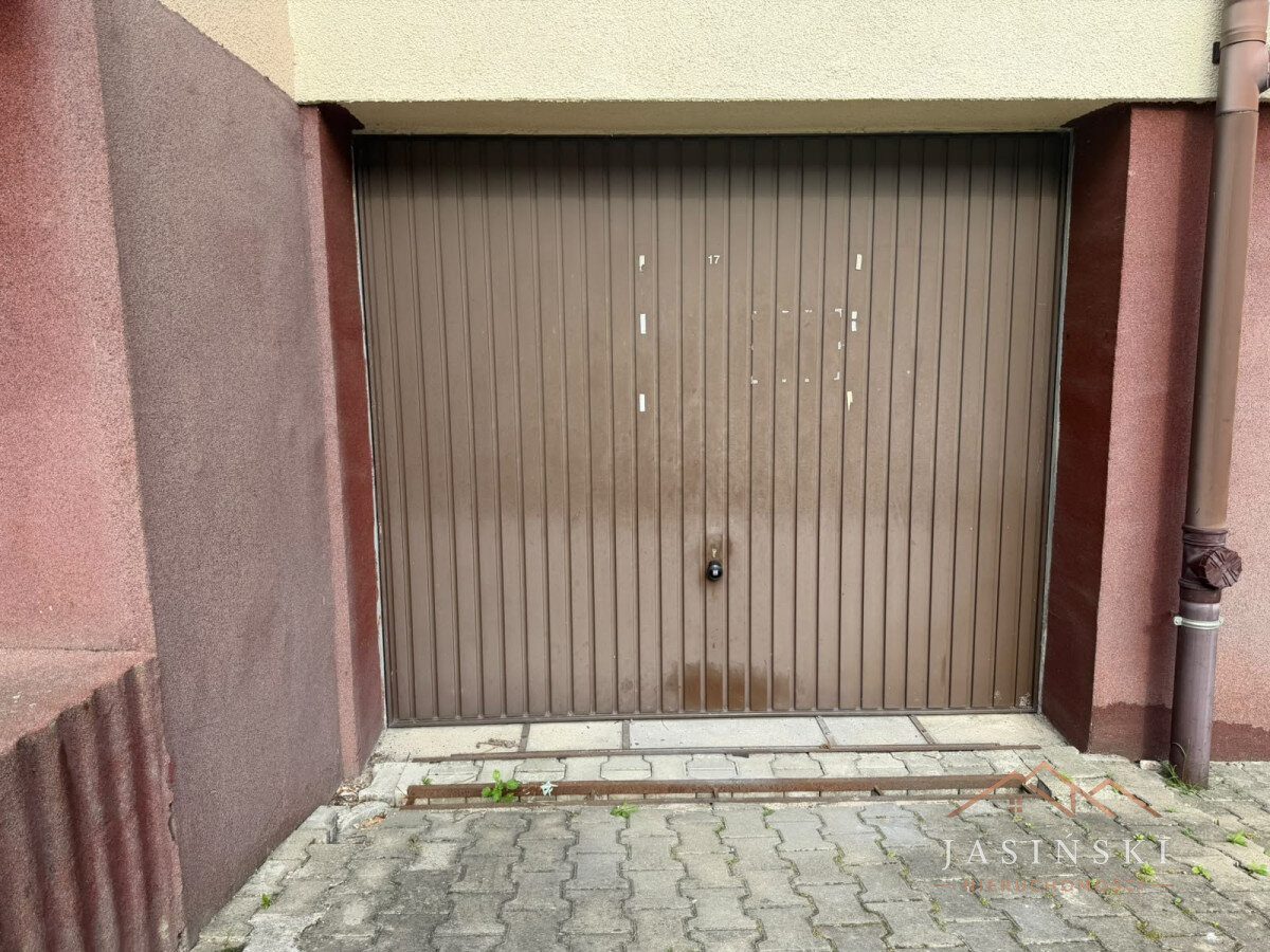 Garaż Bartąska 6, naprzeciwko biedronki